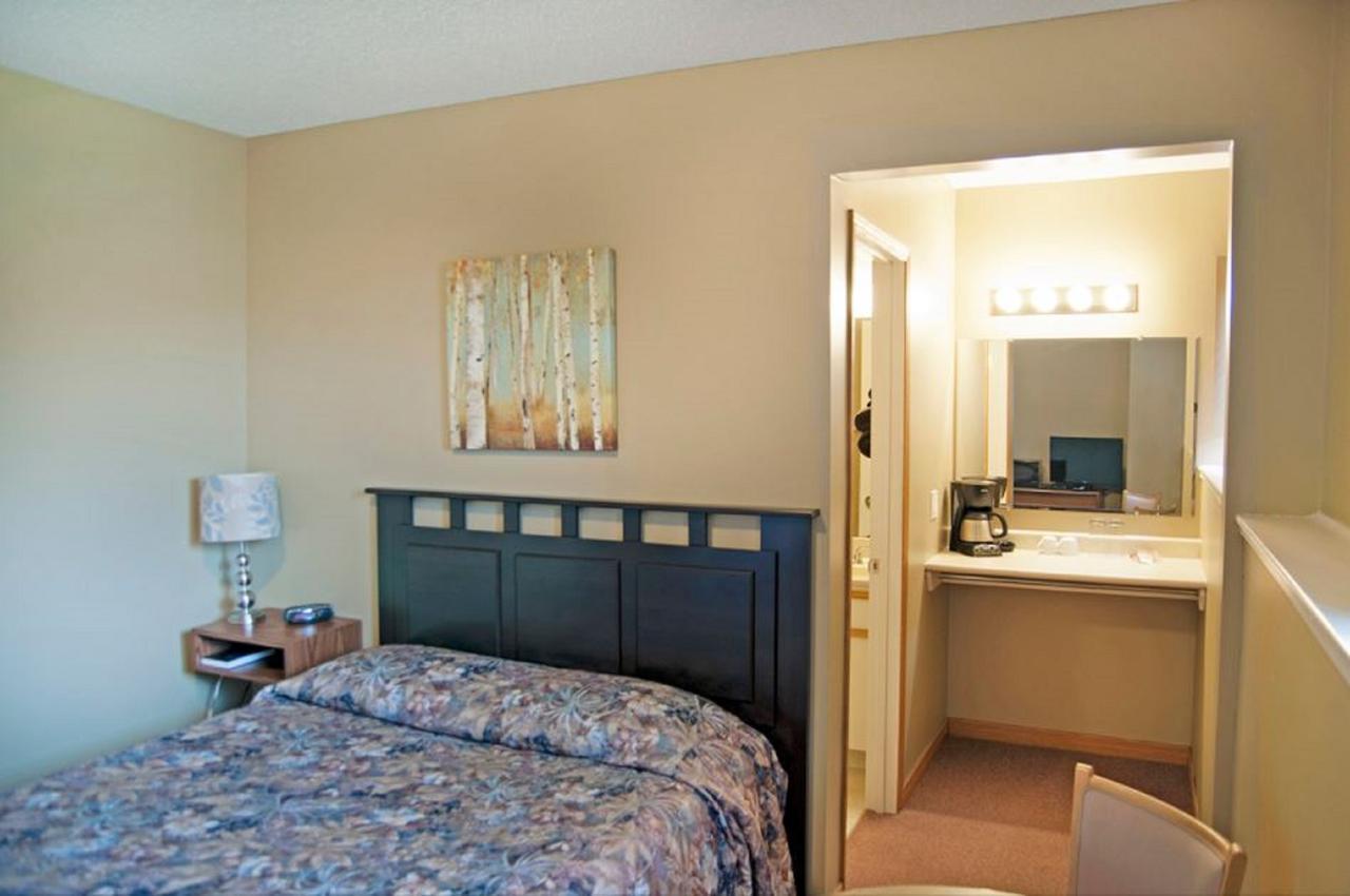 Lakeside Country Inn Manitou Beach Eksteriør billede